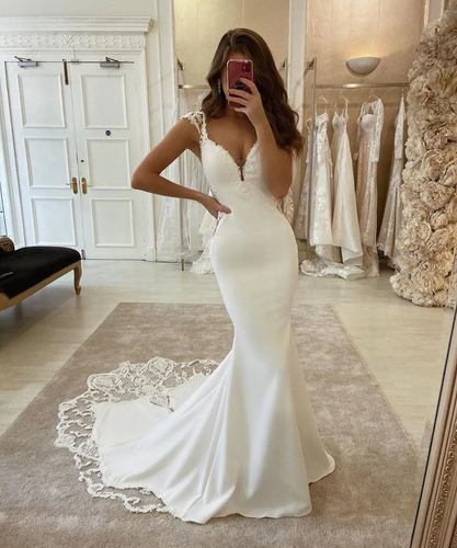 Top 10 Form-Fitting Wedding Dresses That Will Turn Heads