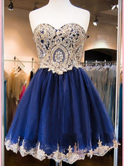 Vestido curto azul de baile com renda e miçangas