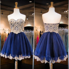 Vestido curto azul de baile com renda e miçangas