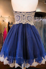 Vestido curto azul de baile com renda e miçangas