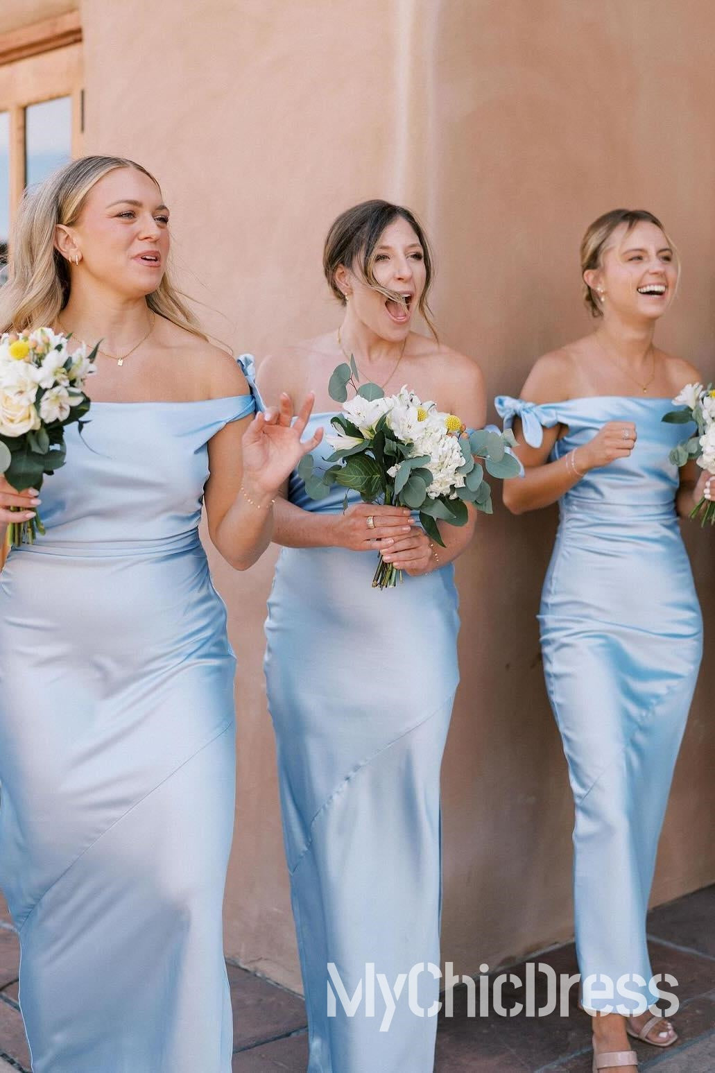 Barato Longo Azul Claro Vestido de Dama de Honra Off-ombro Bainha Plissado Cetim