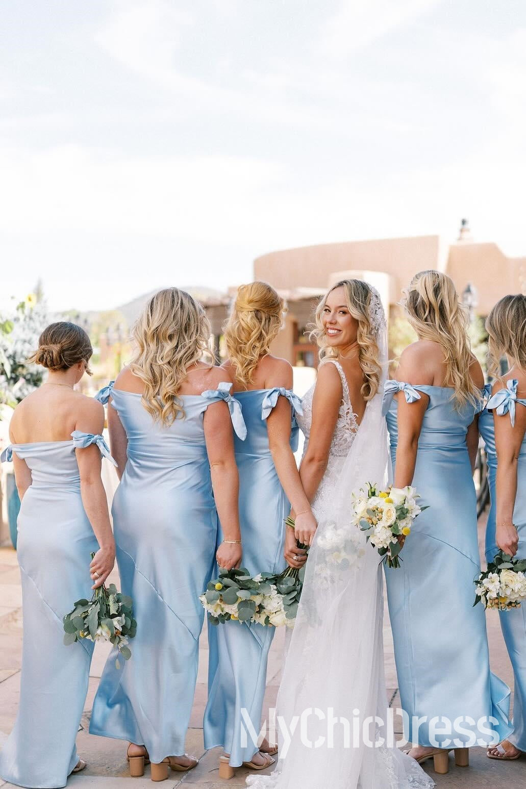 Barato Longo Azul Claro Vestido de Dama de Honra Off-ombro Bainha Plissado Cetim
