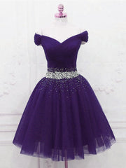 Vestido roxo de baile na altura do joelho com contas fora do ombro