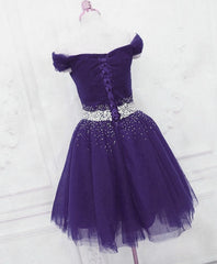 Vestido roxo de baile na altura do joelho com contas fora do ombro