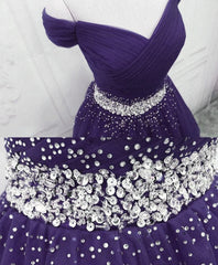 Vestido roxo de baile na altura do joelho com contas fora do ombro