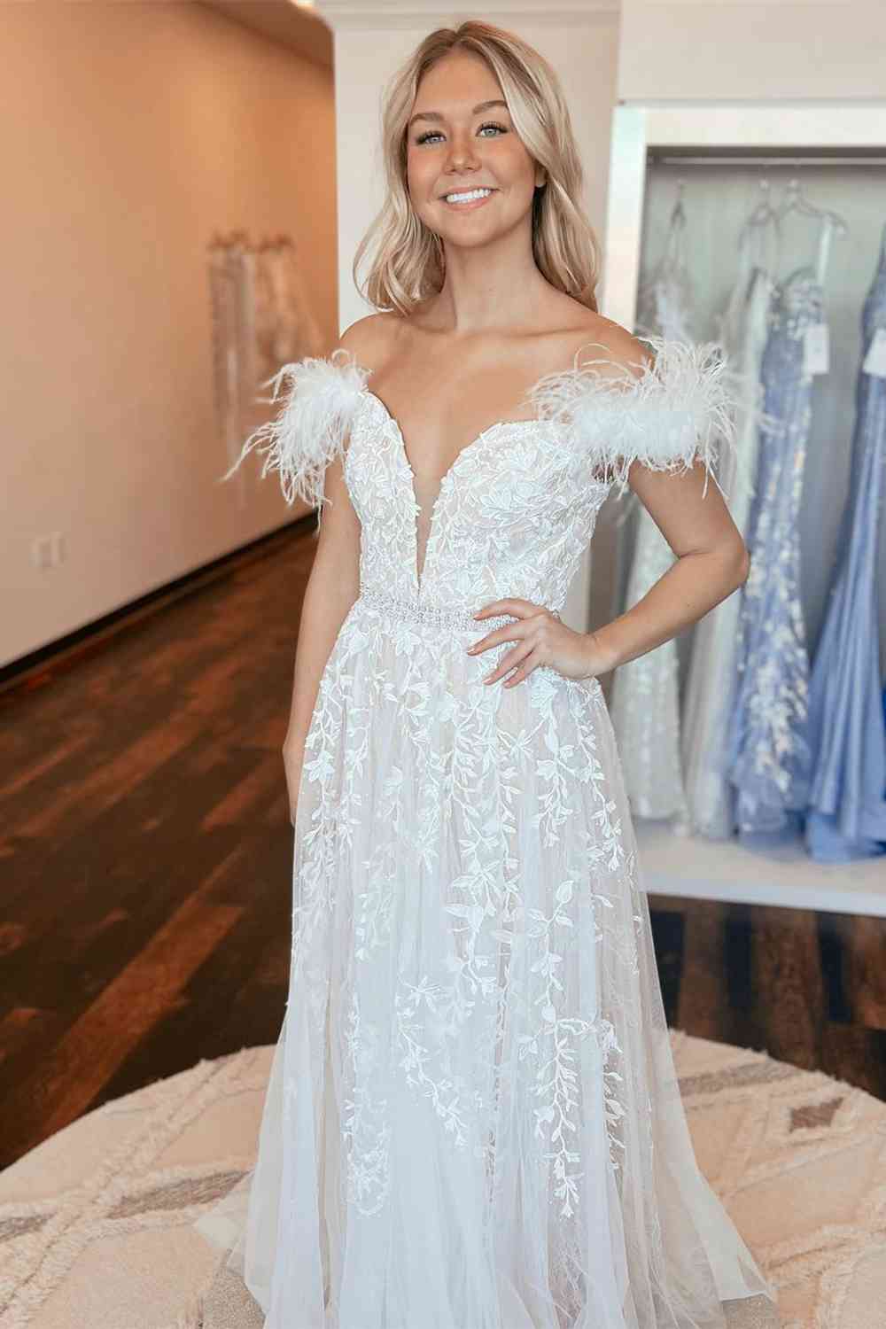 Vestidos de baile de renda roxa fora do ombro, vestido formal longo com decote em V e penas