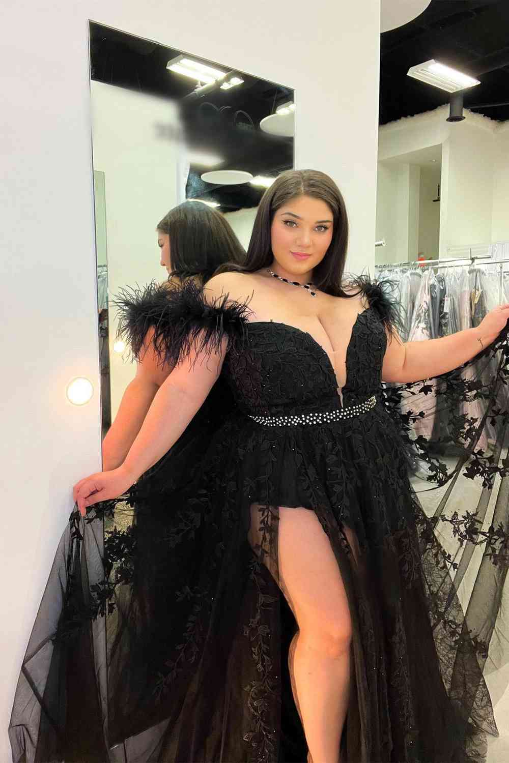 Vestidos de baile de renda roxa fora do ombro, vestido formal longo com decote em V e penas