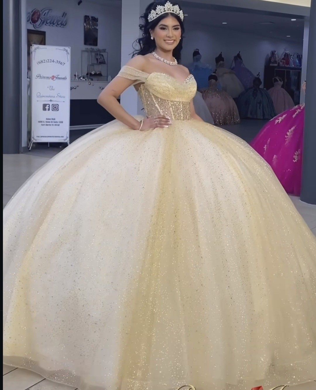 Vestidos de marmelo verde-sálvia com glitter e ombro de fora, com contas e laço