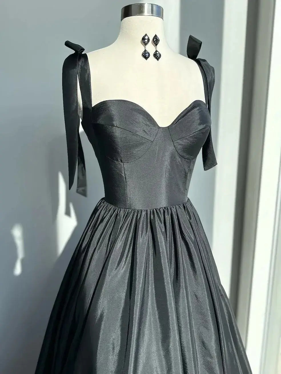 Vestido de convidado de casamento de cetim preto simples querida vestidos formais longos