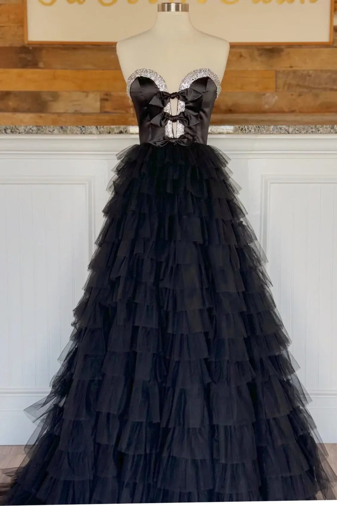 Strapless Ball Gown Black Prom Dresses 2026 Tulle Ruffle with Beaded