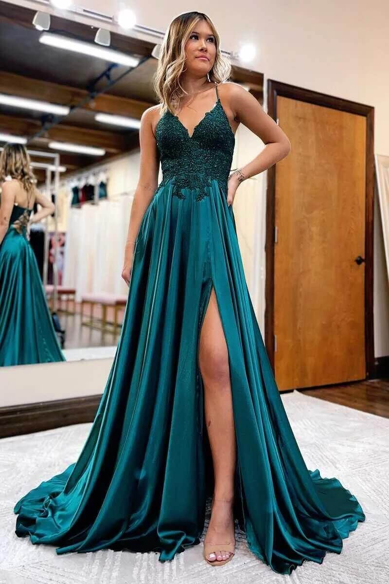 Vestido formal linha A com apliques de renda vermelha, alças finas, espartilho nas costas