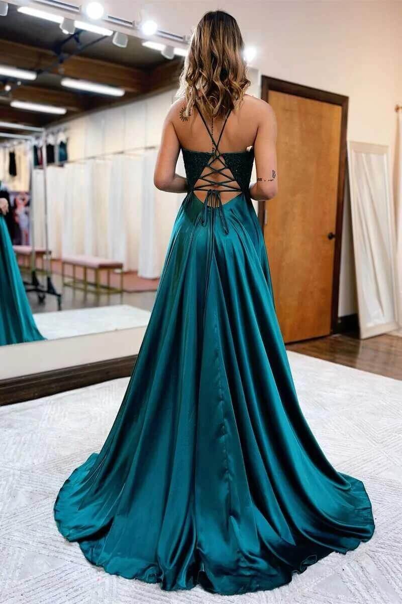 Vestido formal linha A com apliques de renda vermelha, alças finas, espartilho nas costas