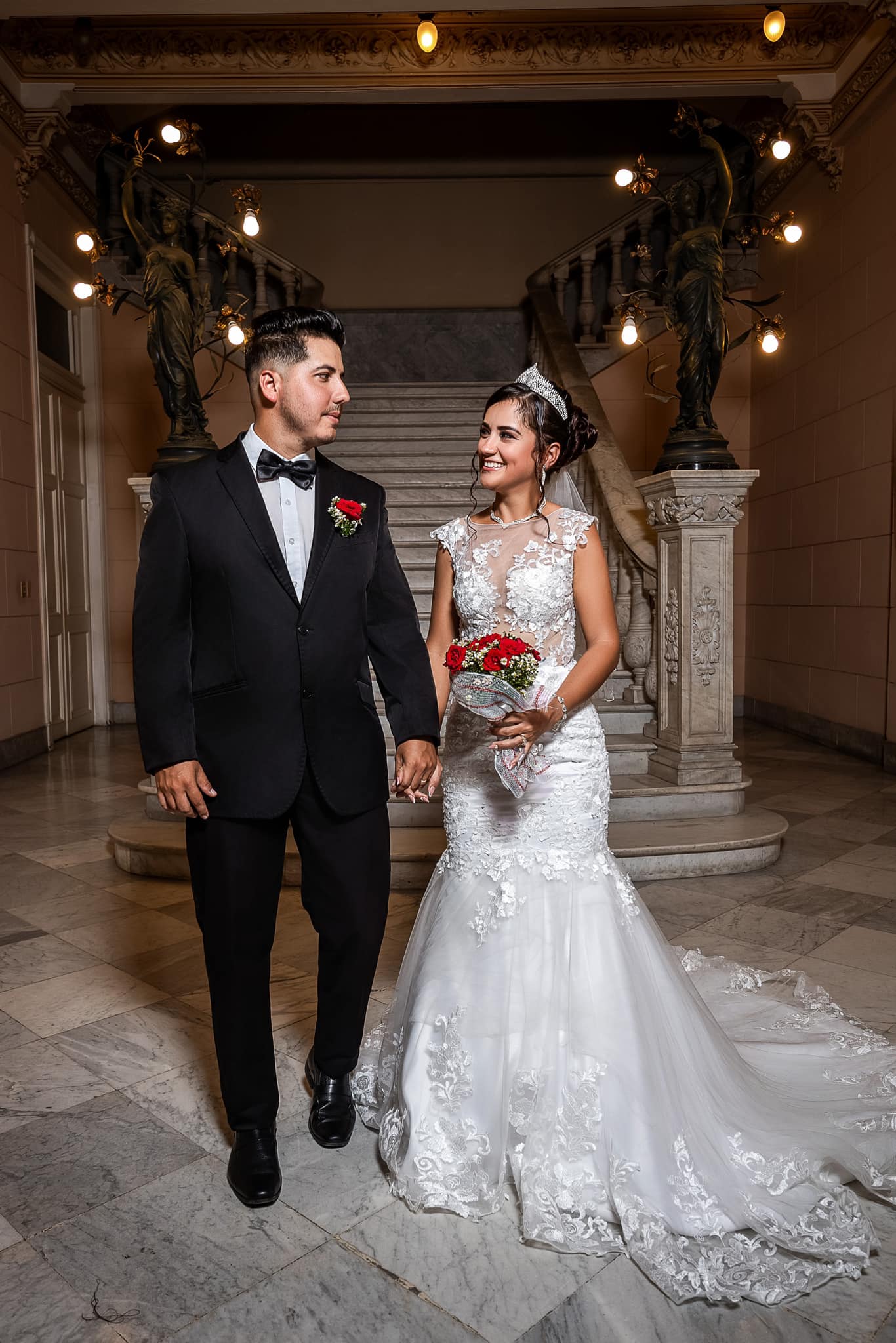 Boho Mermaid Lace Modest Wedding Dress Sleeveless Applique