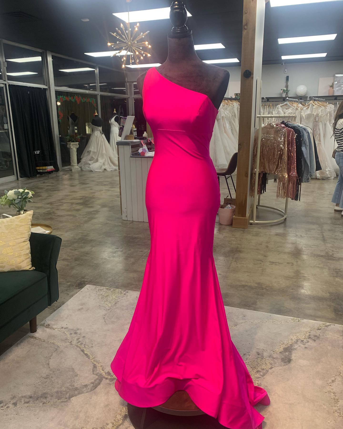 O convidado verde simples do casamento do cetim veste um vestido formal da sereia do ombro