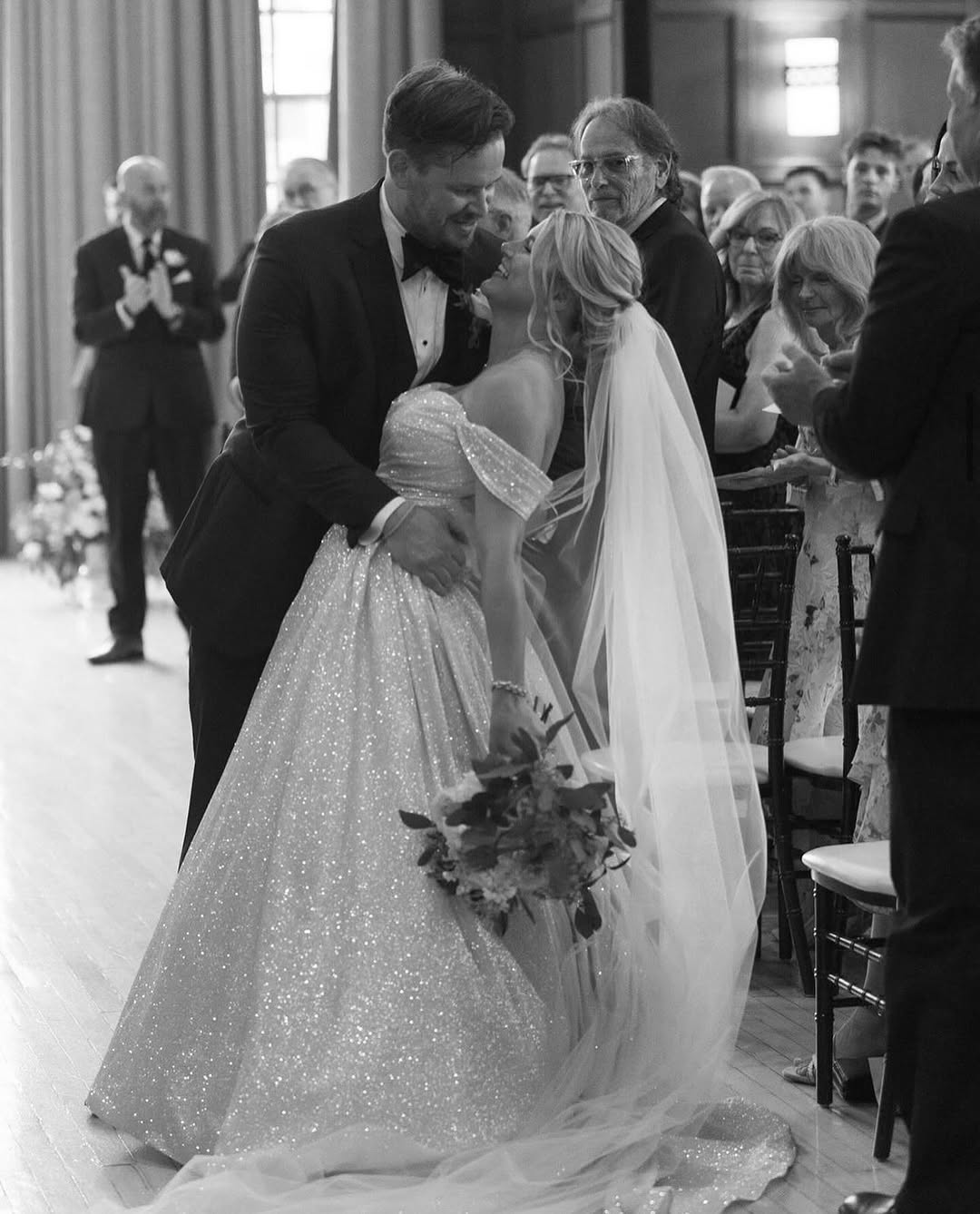 Gorgeous Glitter White Wedding Dress Sequin off-the-Shoulder Bridal Gown