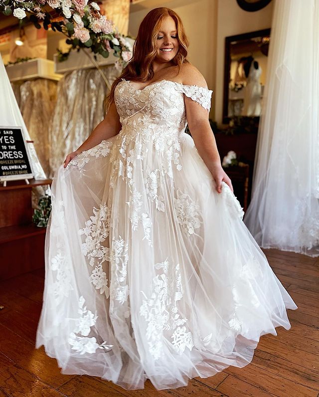 Lace Appliques Plus Size Wedding Dress For Brides Off the Shoulder