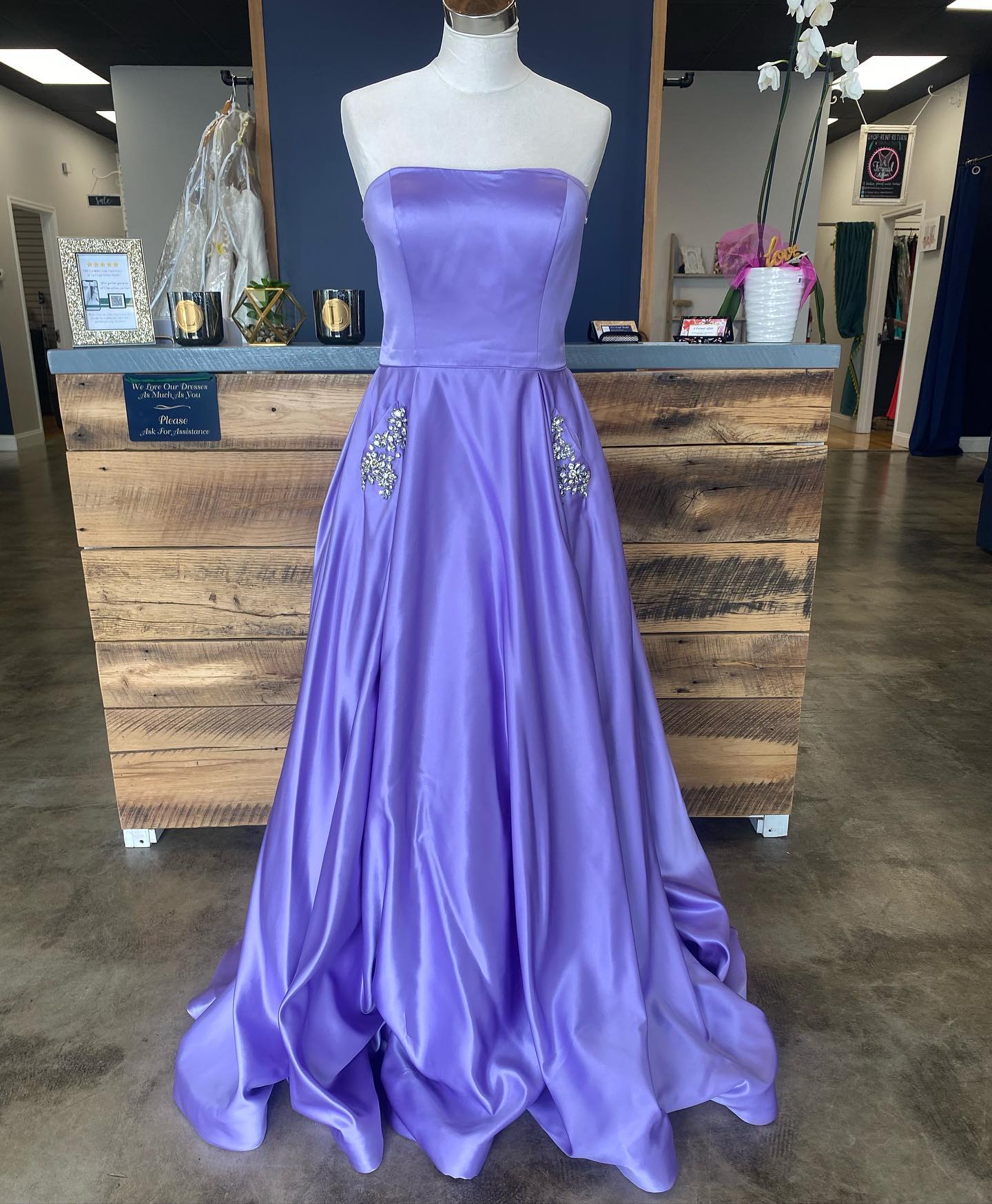 Vestidos longos de baile de cetim com contas e bolso