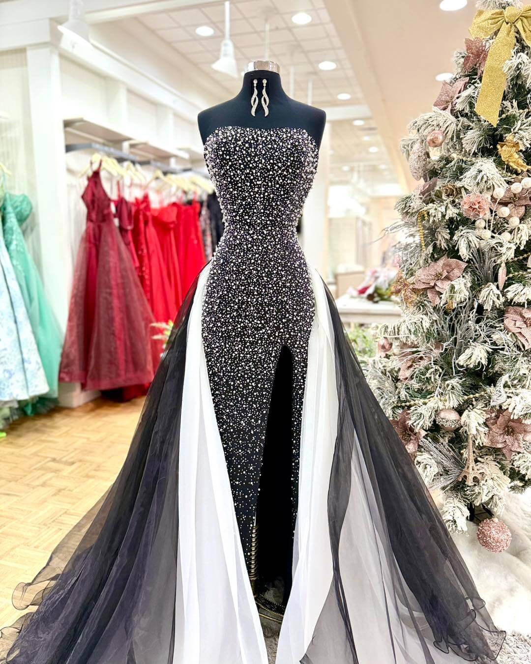 Luxury Black Pearls Evening Gown Strapless Prom Dress with Tulle Tail