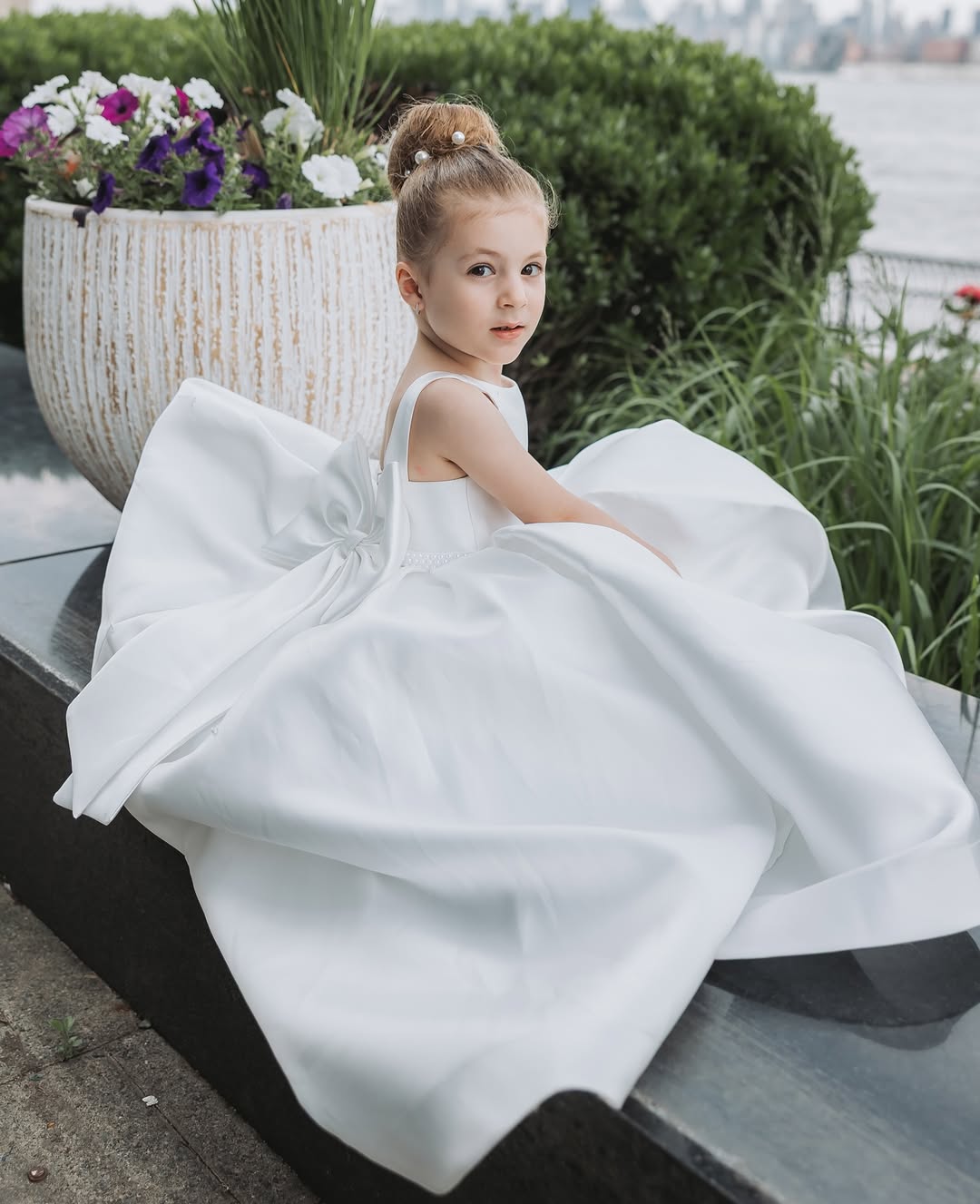 Modern White Satin Flower Girl Dresses Beaded A Line with Bow