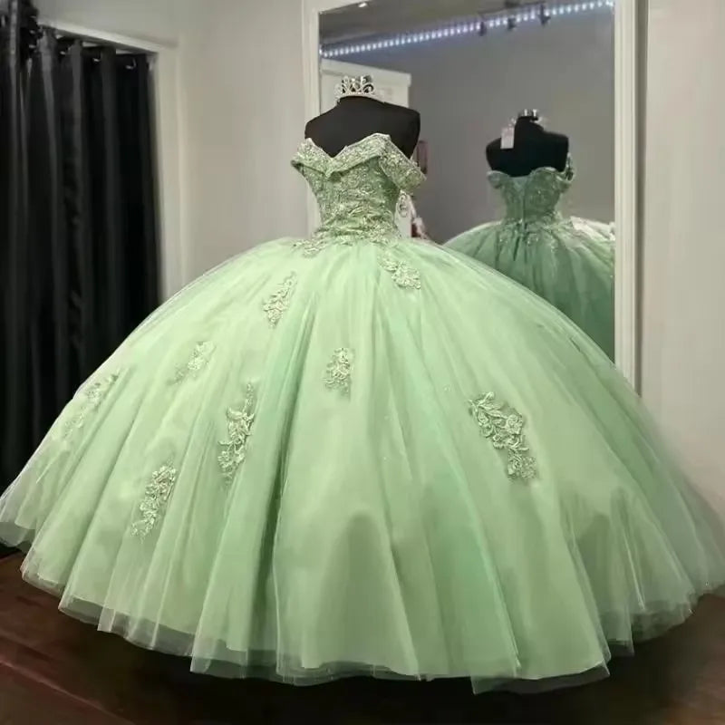 Vestido de quinceanera com corpete verde sálvia e ombros à mostra