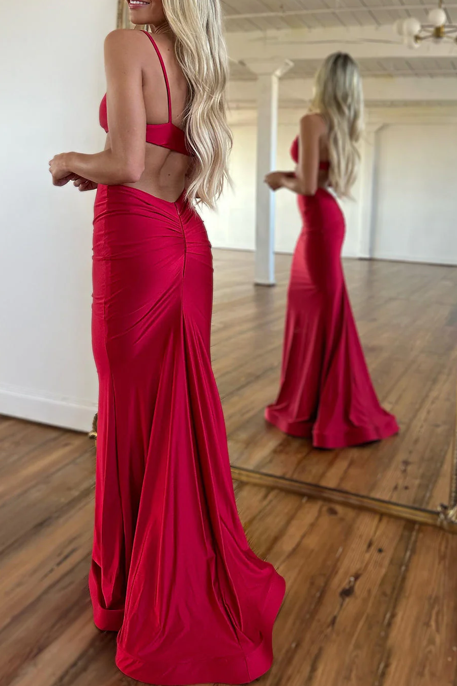 V-Neck 2025 Red Senior Prom Dress Satin Sexy Evening Gown Spaghetti Straps
