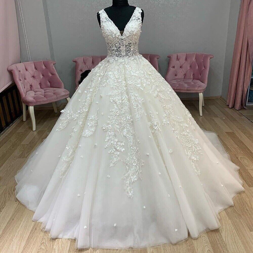 Vintage Ball Gown Wedding Dresses Lace Appliques V Neck
