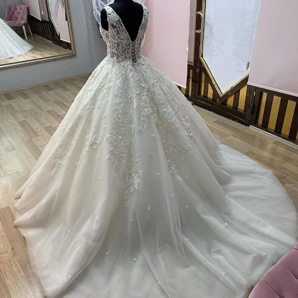 Vintage Ball Gown Wedding Dresses Lace Appliques V Neck