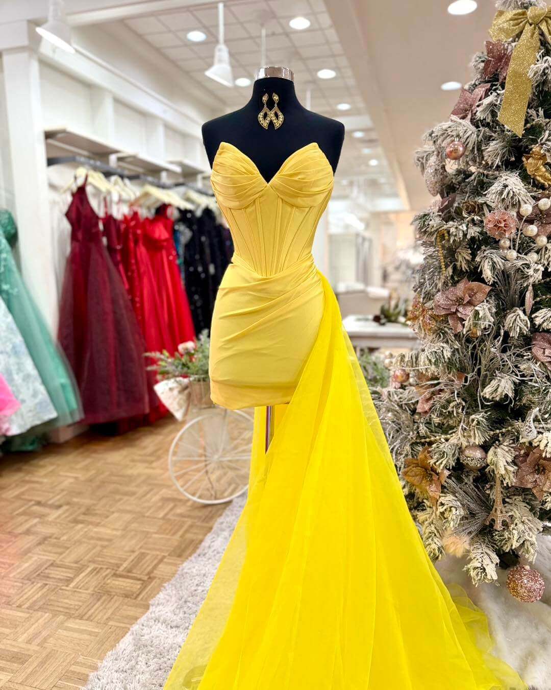 Yellow Short Corset Homecoming Dress V Neck Satin Hoco Gown