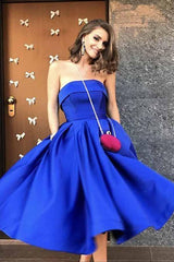 Vestido curto azul royal para baile de formatura em cetim até o chá