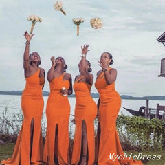 Vestidos laranja de um ombro para convidados de casamento, vestidos de sereia para dama de honra com divisão