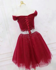 Vestido de baile curto vermelho com ombros de fora e tule frisado com renda